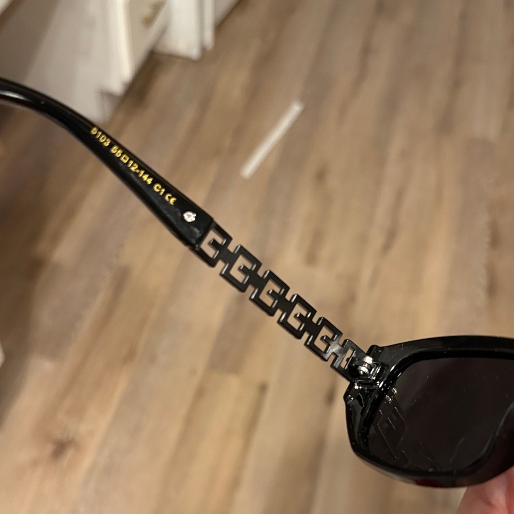 CC Boutique Black Sunglasses with Chain-Detail Temples - Picture 6 of 8